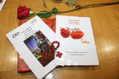 Róże różańcowe modlitwy żon za mężów pod patronatem św. Rity